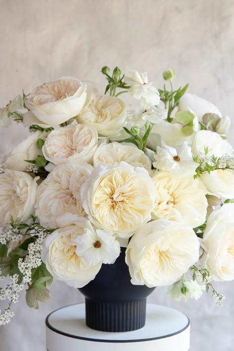 Classic Wedding Flower Arrangements, Modern White Floral Arrangements, Garden Rose Arrangement, White Roses Arrangement, Garden Roses Wedding, White Wedding Ideas, White Rose Wedding, Garden Rose Bouquet, Flower Urn