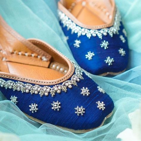 #patiala wedding jutti 🇮🇳🌏🛫 on Instagram: “( Very beautiful Beautiful Punjabi Jutti) (For Order online :+91-9877004739) (PRICE msg in box) .size (36)(37)(38)(39)(40)(41) {More size…” Juttis For Women, Indian Sandals, Desi Jewelry, Indian Shoes, Anushree Reddy, Best Places To Shop, Lipstick Kit, Punjabi Jutti, Lawn Suit