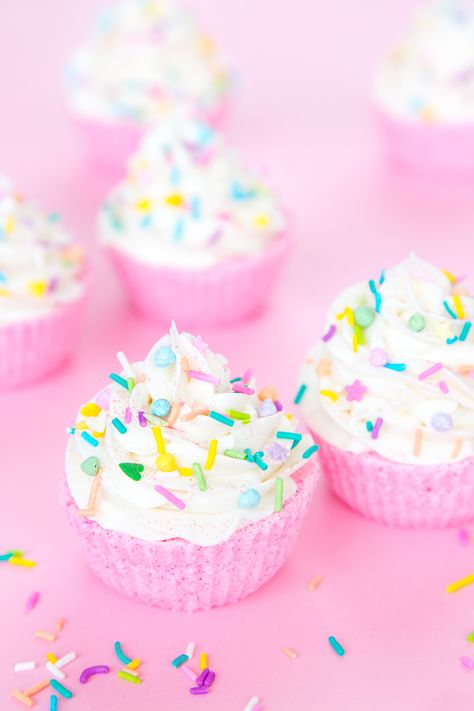 Diy Bath Bomb, Crazy Laura, Bridesmaid Diy, Natural Spa, Glitter Cupcakes, Bombe Recipe, Diy Cupcakes, Glitter Bomb, Bath Bomb Recipes