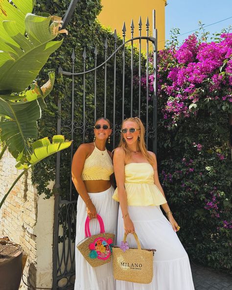 IG: @demibonita A summer-inspired best friends photo in Valencia on a summer day having matching outfits Matching Beach Outfits Friends, Matching Summer Outfits For Friends, Matching Outfits Best Friend Vacation, Matching Bestie Outfits Summer, Matching Outfits Best Friend Summer, Spain With Friends, Italy With Best Friend, Summer Italy Outfits, Mallorca Island