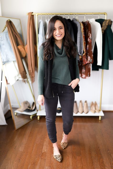 4 Fall Joggers Outfits | Petite Style | Pumps & Push Ups Cool Weather Work Outfits, Black Joggers Outfit Dressy, Styling Joggers, Petite Wardrobe, Black Joggers Outfit, Joggers Outfit Women, Olive Jacket, Outfits Dressy, Sweatpants Style