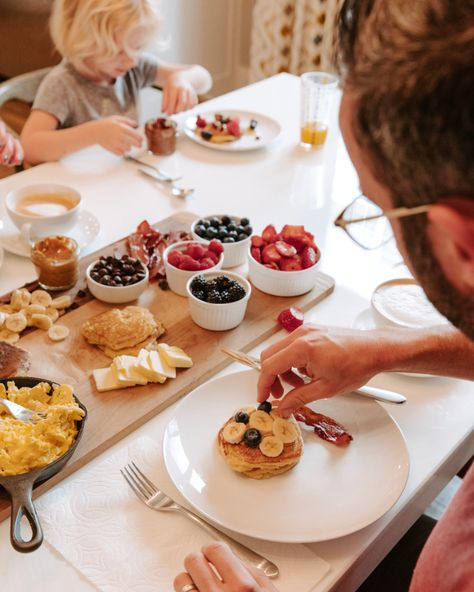 Sunday Family Breakfast Tradition: Live Deliciously! Family Style Breakfast, Breakfast Family, Family Breakfast Photography, Sunday Breakfast Family, Family Breakfast Aesthetic, People Eating Breakfast, Making Breakfast With Friends Aesthetic, Family Breakfast Table, Mother’s Day Breakfast In Bed