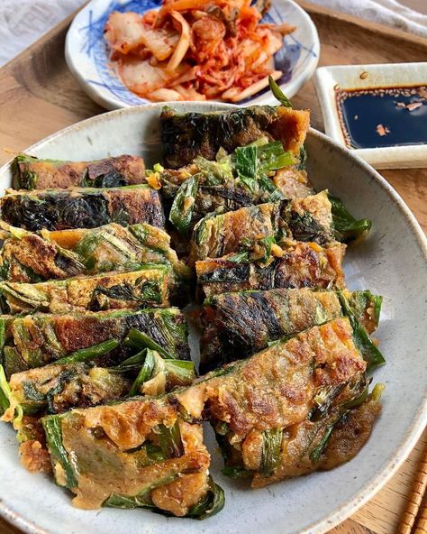 Chive Pancake, Banchan Recipe, Chives Recipe, Recipe Korean, Vegan Kimchi, Asian Appetizers, Garlic Chives, Dinner Party Menu, Korean Dishes