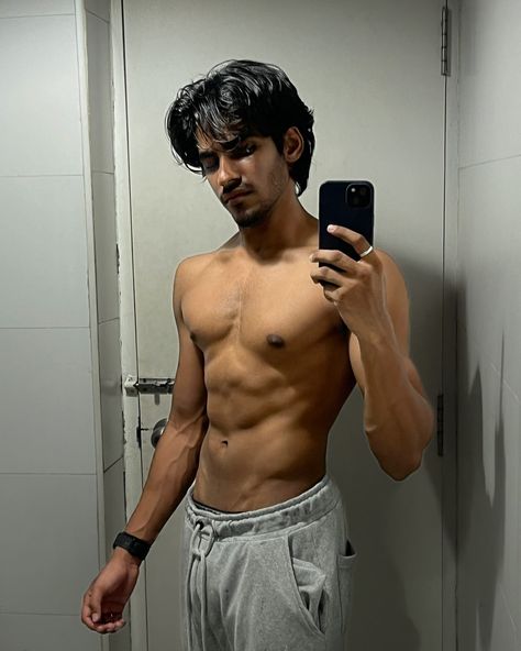 Strong mind, Strong body, Unstoppable energy, Time to evolve. . . . . . . . #gymmotivation #aesthetic # a est het i c #fitness #fitnessmotivation #bodybuilding #fitness #athlete #shredded #fitnessmodel #youngla #gymshark #myprotein #instagood #viral #gym #explore #explorepage #sixpack #sixpackabs Indian Gym, Mind Strong, Muscle Body, Strong Mind, Six Pack Abs, Bodybuilding Fitness, Strong Body, Gym Motivation, Bodybuilding