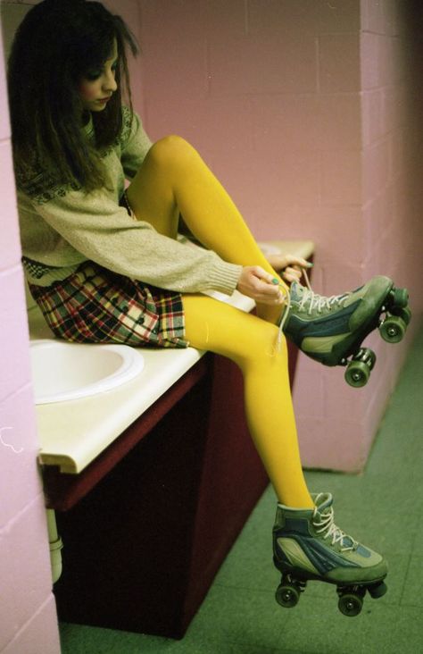 .roller blade 70s Roller Skating Aesthetic, Weird Tights Outfit, Retro Aesthetic Roller Skates, 70s Roller Skates, Yellow Tights Outfit, 80s Roller Boots, 60s Roller Skating, Colourful Tights, Fem Clothes