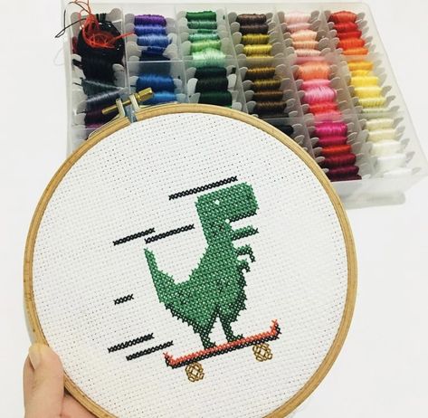 Cross Stitch Skateboard, Embroidery Patterns Dinosaur, Crossstitch Ideas Easy, Embroidery Skateboard, Skateboard Embroidery, Minecraft Embroidery, Dinosaur Embroidery Pattern, Alternative Embroidery, Dinosaur Skateboard