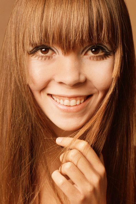 Iconic Bangs Throughout History  - HarpersBAZAAR.com Twiggy Hair, Penelope Tree, 60s Models, 1960s Makeup, Colleen Corby, Pattie Boyd, Jerry Hall, Jean Shrimpton, How To Cut Bangs