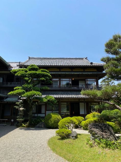 Japanese Inspired Mansion, Hanok Mansion, Japanese Countryside House Aesthetic, Traditional Japanese Architecture Exterior, Japanese Architecture Aesthetic, Traditional Japanese House Aesthetic, Japan Home Exterior, Asian House Aesthetic, Modern Japanese Aesthetic