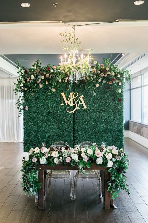 emerald green wedding backdrop with monogrammed gold and florals, vintage and romantic theme for any season Backdrop Greenery, Emerald Green Wedding Theme, Boxwood Backdrop, Backdrop Bedroom, Green Wedding Decorations, Greenery Backdrop, Dark Green Wedding, Simple Beach Wedding, Garland Backdrops