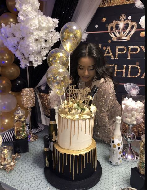 Chanel Torte, 22 Birthday Decorations, 23rd Birthday Decorations, Torturi Baby Shower, 26 Birthday Cake, 23 Birthday Cake, Luxury Birthday Party, 22nd Birthday Cakes, Balloons Cake