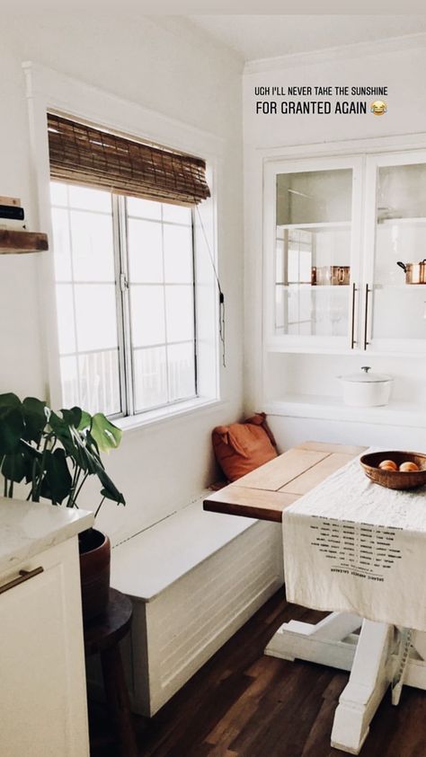 Kristin Johns' home is beautiful!! This breakfast nook is everything Kristen Johns, Kitchen Nook Table, Kristin Johns, Michigan Cottage, Drawing Room Decor, Welcome To My House, Future Kitchen, Kitchen Nook, Dining Nook