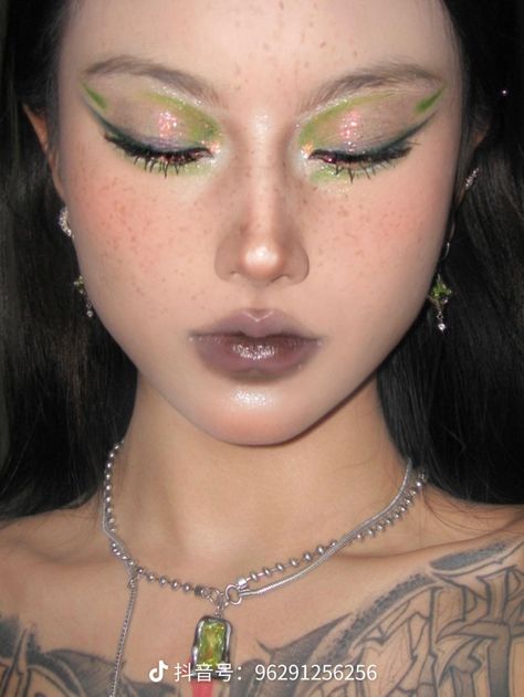 Green Makeup With Gems, Color Pop Makeup, Makeup With Gems, Aesthetic Eye Makeup, Aesthetic Eye, Pop Makeup, Eyelash Makeup, Eye Makeup Styles, Graphic Makeup