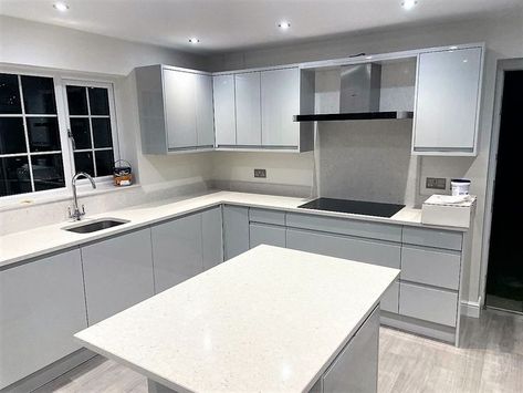 Dove Grey Gloss Kitchen, Dove Grey Kitchen Cabinets, Light Grey Gloss Kitchen, Grey Gloss Kitchen, Light Grey Kitchens, Glam House, Gloss Kitchen, Eating Area, Architect Design House