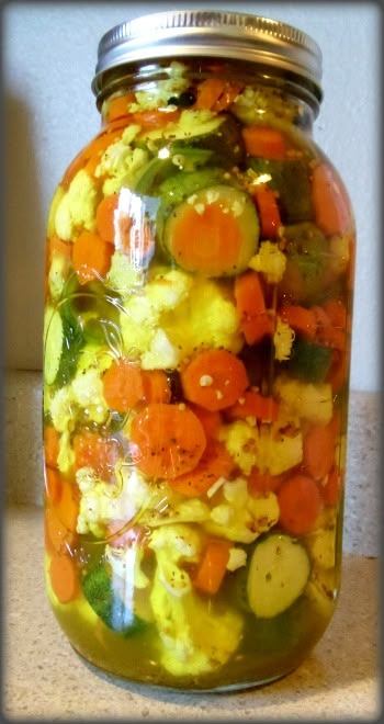 Gardenia Pickles, Giardinara Recipe, Mixed Vegetable Pickles, Pickled Gardenia Canning Recipes, Pickled Veggies Recipe, Canned Veggies, Quick Pickled Vegetables, Pickled Vegetables Recipe, Diy Canning