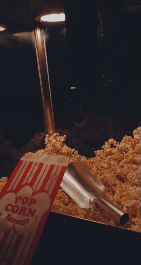 Beige Film Aesthetic, Vintage Movie Theatre Aesthetic, Going To The Cinema Aesthetic, Film Party Aesthetic, Movie Party Aesthetic, Movie Popcorn Aesthetic, Popcorn Aesthetic Vintage, Cinema Aesthetic Popcorn, Popcorn Aesthetic Movie