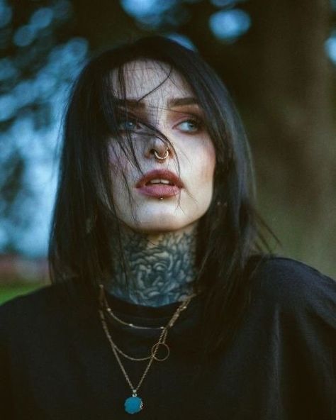 Grungy Photoshoot, Goth Make Up, Emily Strange, Emo Dark, Egirl Style, Estilo Dark, Hipster Hairstyles, Tattoed Women, Alt Girls