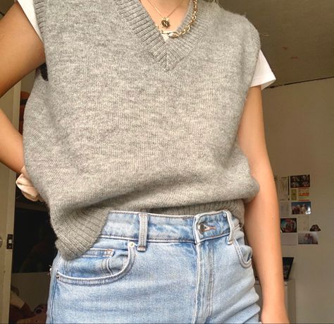 Sweater Vest Tshirt Outfits, Tshirt And Vest Outfit Women, Button Down Sweater Vest Outfit, Sweatervest Aesthetic Outfits Women, Sweatervest Aesthetic Outfit, 90sfashion Outfits, Grey Sweater Vest Outfit, Grey Vest Outfit Women, Cropped Sweater Vest Outfit