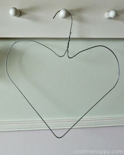 Craft me Happy!: Rag Heart Wreath Heart Wreath Craft, Wire Heart Wreath, Heart Wreath Diy, Roses Valentine, Valentine Wreath Diy, Hanger Crafts, Heart Shaped Wreaths, Fabric Wreath, Diy Valentines Decorations