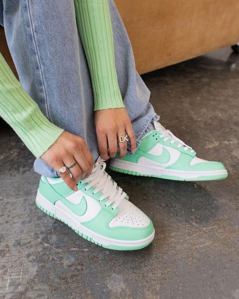 Air Force 1 Noir, Nike Dunk Low Green Glow, Trendy Shoes Sneakers, Nike Shoes Girls, Jordan Shoes Girls, Preppy Shoes, All Nike Shoes, Nike Sneaker, Cute Nike Shoes