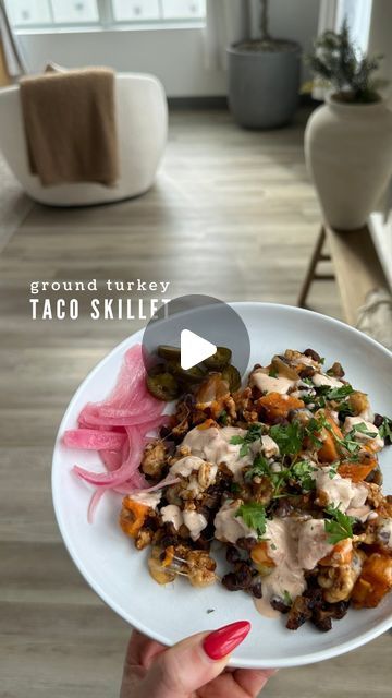 liza marie pasquale on Instagram: "Ground Turkey Taco Skillet

SO SIMPLE YET SO DELISH!!! 
Amazing for meal prep and a calorie deficit with a focus on high protein!!

I think this is my first ground turkey recipe I am sharing on here!? 

Ingredients:
* 14 ounces sweet potato, peeled and diced 
* 1 pound 93% lean ground turkey
* 1/4 cup chopped onion
* 1 cup salsa
* 3/4 cups canned black beans rinsed and drained
* 1 packet taco seasoning
* 1/2 cup chicken broth
* 3/4 cup light motz cheese For topping:
* Taco yogurt sauce (greek yogurt mixed with taco sauce, hot sauce and lime juice)
* Jalapeños 
* Cilantro 
* Pickled red onions

Method:
* Spray a large skillet over high heat with oil and brown the turkey with your diced onion
* Cook breaking the meat up until the turkey is cooked through, a Macro Friendly Turkey Recipes, Ground Turkey Recipes Macro Friendly, Macro Friendly Turkey Chili, Macro Friendly Chicken Tacos, 99% Lean Ground Turkey Recipes, Ground Turkey Tacos, Turkey Tacos, One Pot Dinner, Ground Turkey Recipes