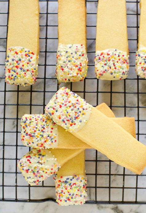 Shortbread Cookie Sticks Dipped in White Chocolate Recipe Shortbread Sticks, Cookie Sticks Recipe, Cookie Dippers, Cookies On A Stick, White Chocolate Recipe, Jumbo Cookies, Homemade Mozzarella Sticks, Jar Cookies, Christmas Dip