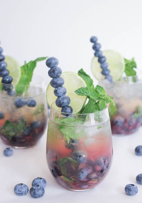 Royal-Blueberry-Mojitos-with-Champagne Cocktail Prosecco, Tropisk Fest, Blueberry Cocktail, Blueberry Mojito, Best Champagne, Prosecco Cocktails, Party Catering, Fancy Drinks, Snacks Für Party