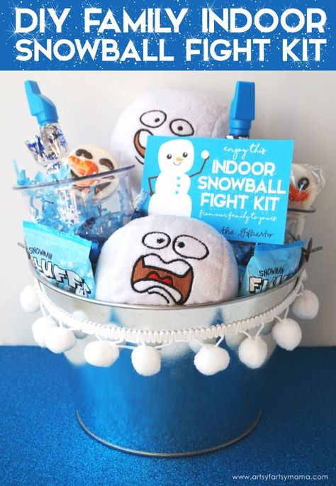 This Indoor Snowball Fight Kit with Free Printable Tag is the perfect gift for a night of family fun! Family Night Basket, Family Game Night Gift Basket, Game Night Gift Basket, Indoor Snowballs, Theme Baskets, Bucket Gifts, Game Night Gift, Christmas Gift Baskets Diy, Kids Gift Baskets