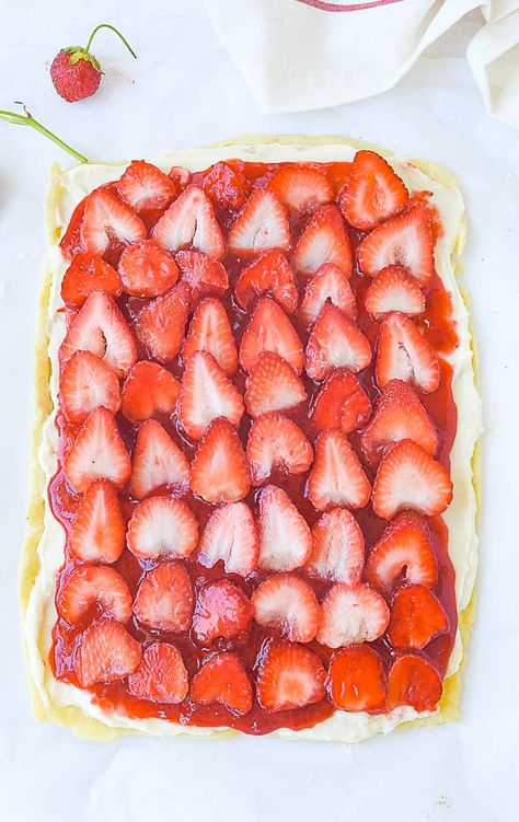 Sugar Cookie Strawberry Pizza, Strawberry Pizza Recipe, Fruit Dessert Pizza, Strawberry Fruit Pizza, Cream Cheese And Strawberries, Pizza Pie Recipe, Strawberry Pizza, Dessert Pizza Recipes, Sweet Pizza