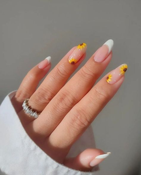 sunflower with French tips Mum Nails, Viral Nails, Sunflower Nails, Trending Nails, Top Nails, Nail Time, Holiday Nail, Colorful Nails, Concert Outfits