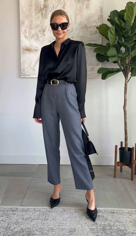 25 Stuning Interview Outfits For A Classy Look! - THE FASHIONABLE ONE Lydia Tomlinson Outfits, Smart Casual Women Outfits Classy, Conference Outfits Women, Banker Outfits, Boss Attire, Lydia Tomlinson, Fall Office Outfits, Conference Outfit, Rok Outfit