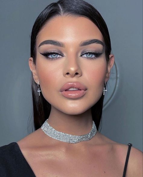 #makeup #eyeshadow #eyemakeupideas #makeupoftheday #makeuplover #eyeliner #motd #makeuplover #makeuplook #makeuplife Retro Makeup Looks, Halo Eye Makeup, Maquillage On Fleek, New Year's Makeup, Contour Makeup Tutorial, Eye Makeup Styles, Retro Makeup, How To Do Makeup, Fancy Makeup