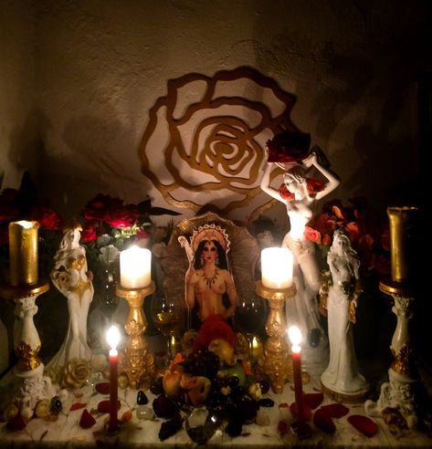 Indian Witch Aesthetic, Lilith Altar Aesthetic, Ishtar Aesthetic, Ishtar Altar, Lilith Altar Ideas, Demon Altar, Inanna Goddess, Venus Altar, Lilith Altar