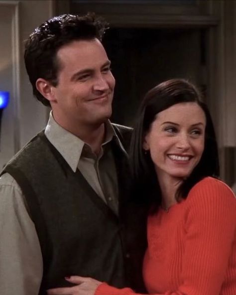 Chandler And Monica, Monica Friends, Monica Chandler, Chandler Friends, Friends Best Moments, Monica And Chandler, Tv Show Couples, Friends Cast, Friends Season