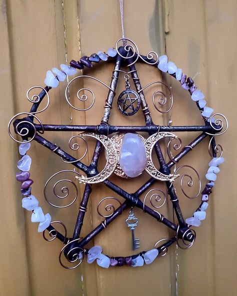 Witchy Craft Room Ideas, Pentacle Art, Spiritual Crafts, Wicca Decor, Witchcraft Diy, Magia Das Ervas, Pagan Crafts, Wiccan Magic, Dream Catcher Craft