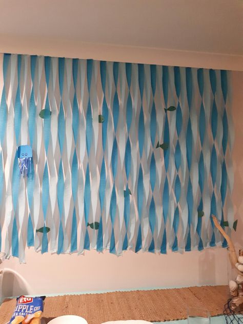 Ocean backdrop with crepe paper for under the sea themed party Diy Sky Backdrop, Nautical Themed Party Backdrop, Under The Sea Backdrop, Ocean Castle, Tissue Paper Pom Poms Diy, Crepe Paper Backdrop, Blue Table Decorations, Under The Sea Themed Party, Crepe Paper Decorations