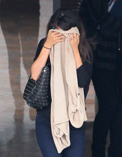 selena covers up from  the cameras after visiting the doctor's office january 30 Celebs Hiding From Paparazzi, Hiding From Paparazzi, Fame Aesthetic, Tech Magazine, Tech Magazines, Pro Evolution Soccer, Doctor's Office, Paparazzi Photos, Football Match