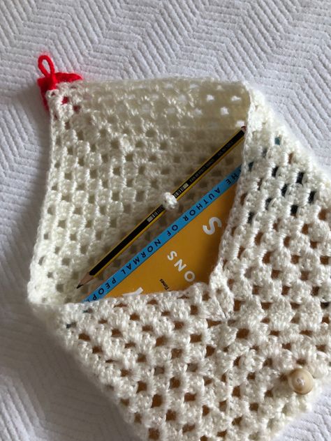 Booksleeves Tutorial Crochet, Love Letter Book Sleeve Crochet, Book Pouch Crochet, Book Sleeves Crochet, Love Letter Book Sleeve, Granny Square Book Sleeve, Book Sleeve Crochet, Crochet Book Sleeve, Letter Book