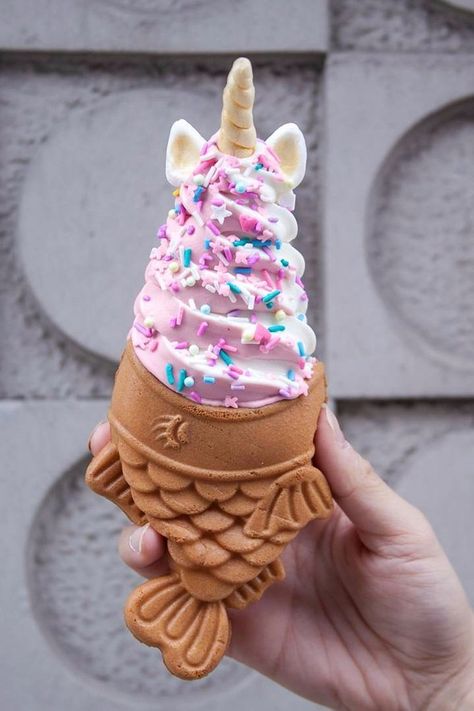 This Ice Cream Combines Unicorns, Mermaids, and . . . Fish? Resep Starbuck, Unicorn Ice Cream, Unicorn Desserts, Pastel Cupcakes, Trendy Food, Unicorn Foods, Cream Desserts, Ice Cream Desserts, Unicorn Horn