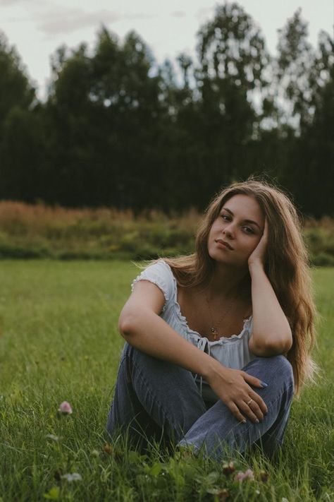 Outdoor Photoshoot Ideas For Women, Photoshoot Ideas Nature, Nature Portrait Photography, Photoshoot Ideas For Women, Pretty Senior Pictures, Outdoor Photoshoot Ideas, Brides Photography, Women Cave, Spring Senior Pictures