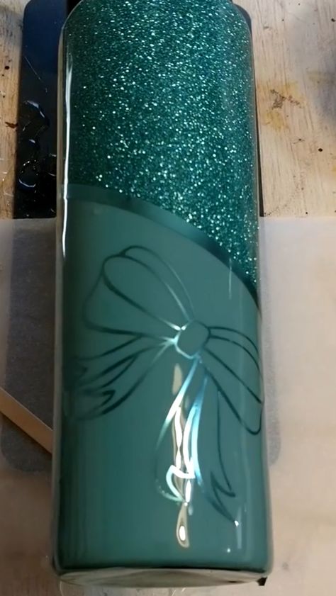 Cute Tumbler Designs Vinyl, Glitter Tumblers With Vinyl Ideas, V Split Tumbler Ideas, Tumblers With Vinyl Ideas, Epoxy Tumbler Ideas, Glitter Tumbler Ideas, Glitter Epoxy Tumbler, Tumbler Cups Personalized, Epoxy Cups