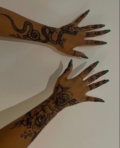 Full Hand Tattoo, Henna Style Tattoos, Tato Jari, Vine Tattoo, Henna Inspired Tattoos, Tato Henna, Hand Tattoos For Girls, Hand And Finger Tattoos, Cute Hand Tattoos