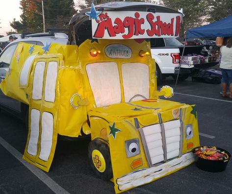 This trunk was brought to you by an suv, cardboard, and lots of yellow butcher paper. Trunk Or Treat Ideas, Halloween Snacks For Kids, The Magic School Bus, Halloween Themed Birthday Party, Fun Halloween Party Games, Dad Crafts, Harvest Fest, Halloween Front Porch Decor, Thanksgiving Decorations Diy