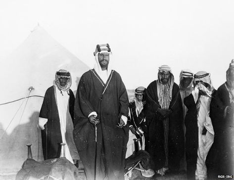 Ibn Saud standing in front of his son and followers near Thaj 1911 Ibn Saud, House Of Saud, Vintage Space Poster, Saudi Arabia Culture, Middle Eastern History, Middle Eastern Fashion, Arab Culture, Image Caption, Space Poster