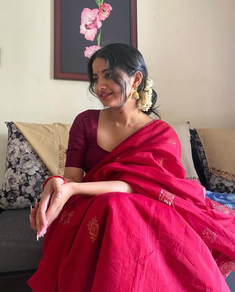 Saree And Sunglasses, Hot Saari Poses Photo Shoot, Wedding Fits Indian, Saree Pose For Women, Morning Wedding Outfit Guest Indian, Bengali Wedding Guest Look, Red Saree Aesthetic Vintage, Women Saree Poses, Saree Posing Ideas