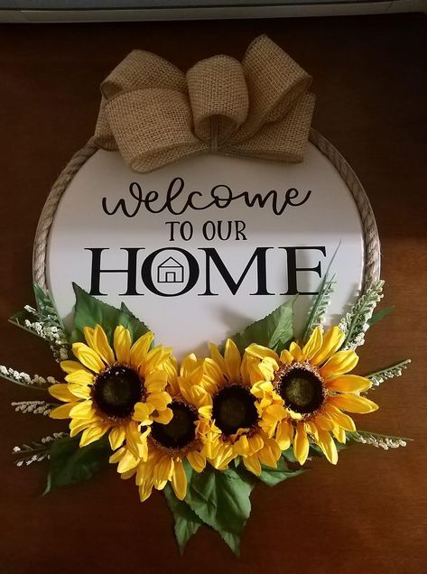 Cricut Projects Wood Diy Crafts, Sunflower Round Door Hanger, Charger Plate Crafts, Fall Diys, Craft Signs, Dekoratívne Vence, Wood Decorations, Sunflower Crafts, Wood Things