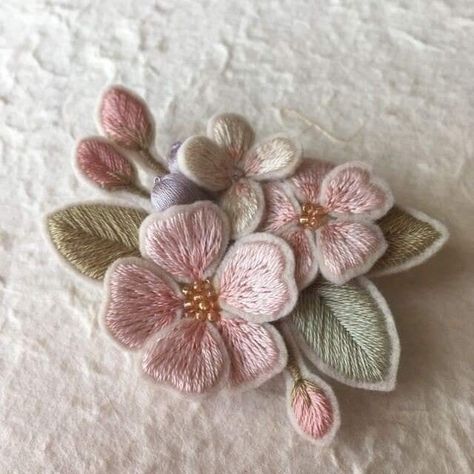 Fabric Flower Brooch, Hand Embroidery Patterns Flowers, Felt Embroidery, Hand Embroidery Projects, Hand Embroidery Flowers, Embroidery Flowers Pattern, Creative Embroidery, 자수 디자인, Hand Embroidery Art