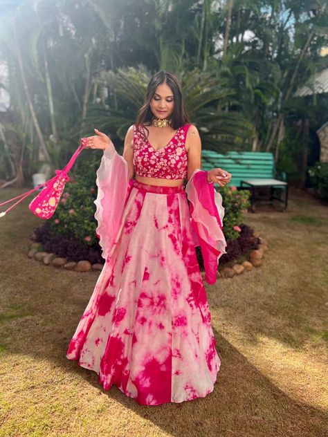 Traditional Outfits Indian Wedding, Crop Top With Lehnga Designs, Tie Dye Indian Wedding Outfits, Pink Opposite Color, Pink Haldi Outfits For Bride, Haldi Dress For Groom Sister, Traditional Dresses Indian Lehenga Choli, Pink Dress For Haldi, Light Lehenga Designs