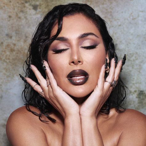 Huda Beauty Aesthetic, Huda Grunge Palette, Huda Beauty Heartbreaker Lipstick, Pretty Grunge Huda Beauty, Unconventional Makeup, Grunge Vibes, Huda Kattan, Huda Beauty Makeup, Beauty Rules