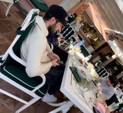 Kendall Brasil | Fansite on Instagram: "Kendall Jenner almoçando no Beverly Hills Hotel com seu irmão Brody Jenner e mais dois amigos, em Los Angeles - 03/12. • Kendall Jenner having lunch at the Beverly Hills Hotel with her brother Brody Jenner and two friends, in Los Angeles - 12/03. • #kendalljenner" Brody Jenner, The Beverly Hills Hotel, Beverly Hills Hotel, Prada Eyewear, Two Friends, Her Brother, Kendall Jenner, Beverly Hills, Prada