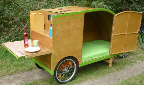 fietscaravan, bicyclecaravan, Fahrrad Wohnnwagen Bicycle Camper, Bike Camper, Diy Bicycle, Mini Caravan, Bicycle Trailers, Camper Diy, Bicycle Camping, Building Things, Trailer Diy